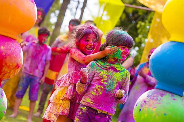 kids-playing-holi-kidsstoppress.jpg