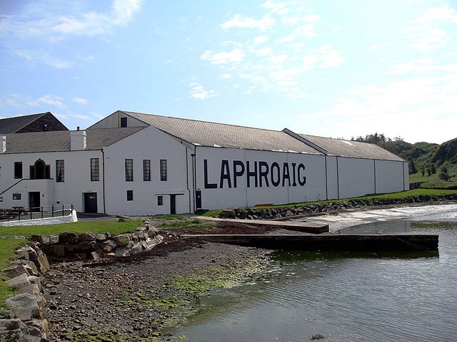 1200px-Laphroaig_whiskybrennerei_islay_schottland_16.06.2007.JPG