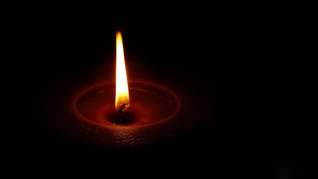 Creative_Wallpaper_The_light_of_the_candle_in_the_dark_071384_.jpg