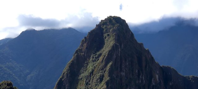 15 Machu Picchu Lama.JPG