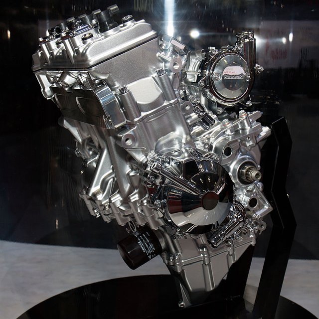 800px-Kawasaki_motorcycle_supercharged_engine_2013_Tokyo_Motor_Show.jpg