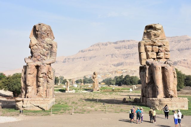 Colossi_of_Memnon_May_2015_2.JPG