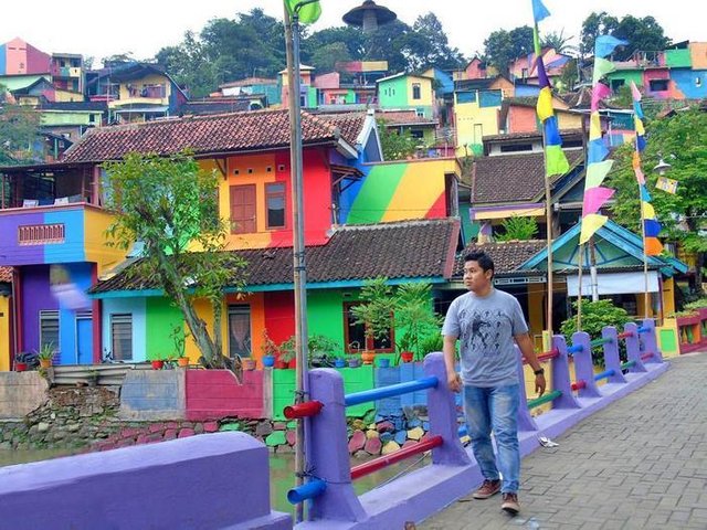 rainbow-village-kampung-pelangi-indonesia-7.jpg