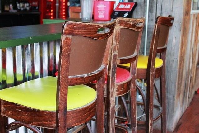 bar-stools-1327458__480.jpg