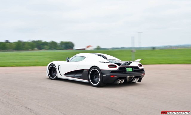 Koenigsegg-Agera-R-cornering.jpg