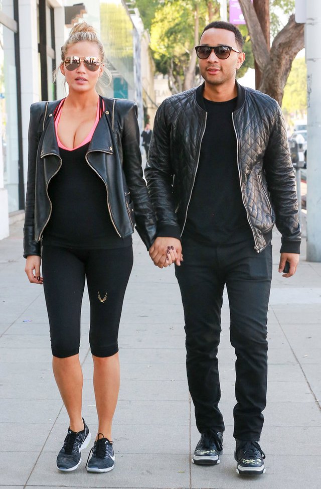 120715-chrissy-teigen-athleisure-outfit.jpg