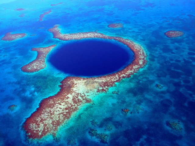 blue-hole-belize-cr-getty.jpg