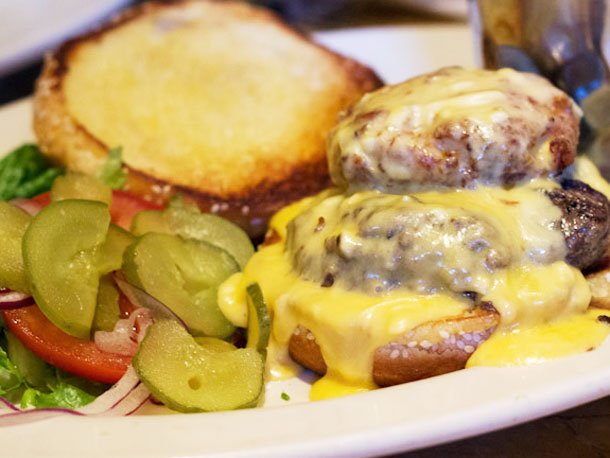 20120730-213707-cheesecake-factory-mac-cheese-burger-primary.jpg