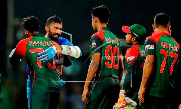 Shakib-embraces-Indian-an-cricketer-conceding-defeat-in-the-final.jpg