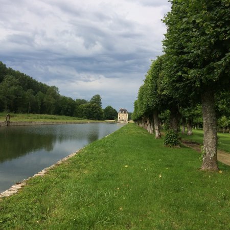 chateau-du-lathan-canal.jpg