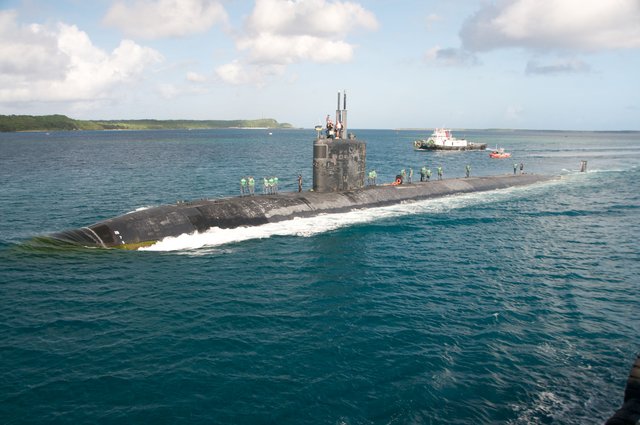 Flickr_-_Official_U.S._Navy_Imagery_-_USS_Tucson_pulls_in_to_Apra_Harbor_for_a_brief_port_visit_during_it's_six_month_deployment..jpg