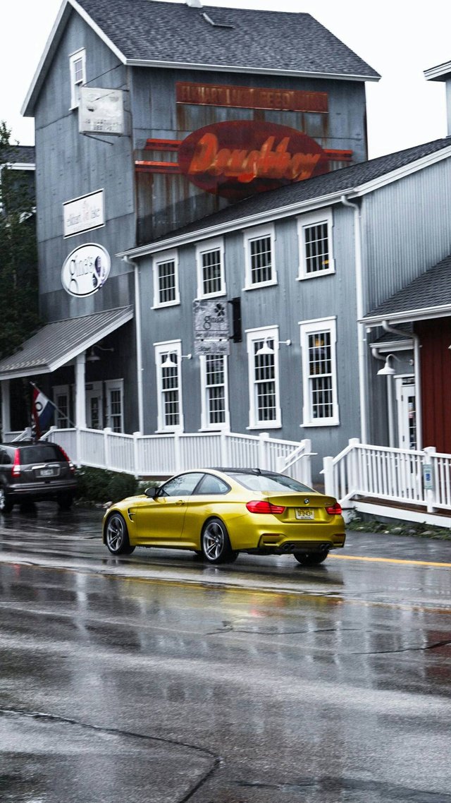 BMW_M4-a7f46573-3adc-3432-88e1-43761c1c3975.jpg