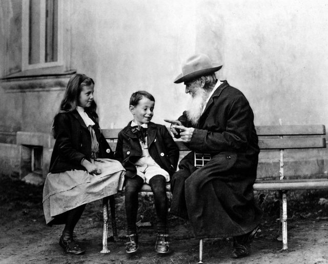 Tolstoi_avec_ses_petits-enfants.jpg