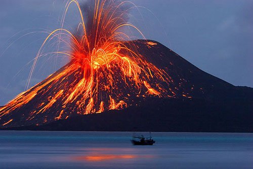 s18-ciencia-volcan-gris-krakatoa.jpg