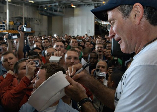 Robin_Williams_USS_Enterprise3-850x607.jpg