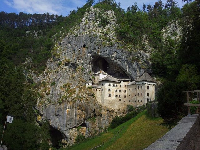 Predjama castle.jpg