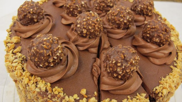 Gâteau-Ferrero-Rocher12-1024x575.jpg