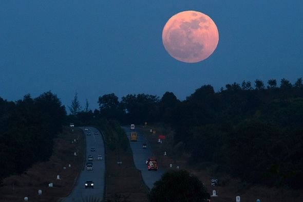 Yangon-Myanmar-December-s-supermoon-lights-up-the-skies-1178689.jpg