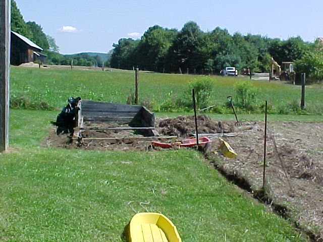 Garden.fences.coming.down1.Sept.05.jpg