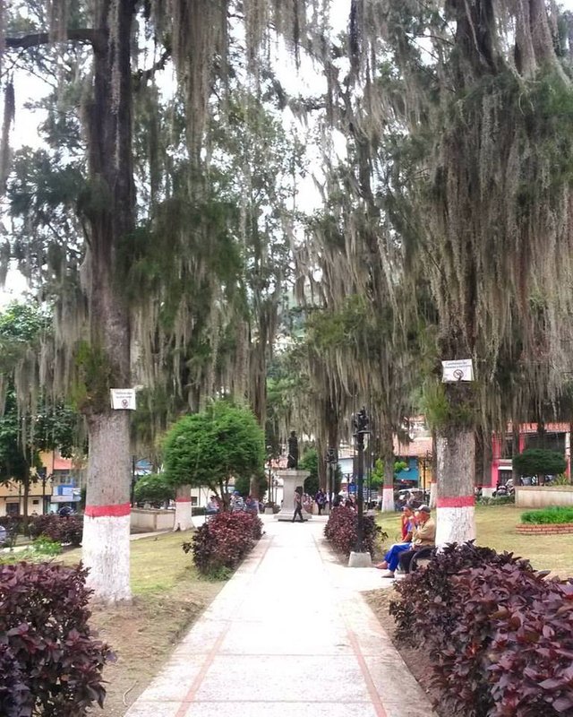 plaza bolivar de Tabay en el estado Merida.jpg