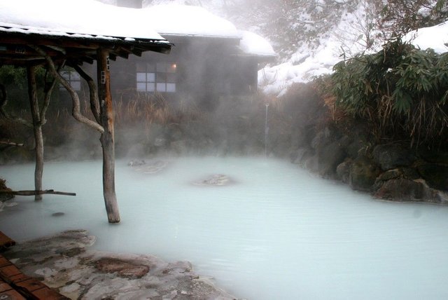 Tsuru-no-yuu-hot-spring-in-winter-by-slackrhackr-1024x684.jpg