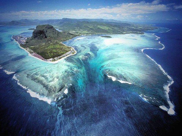 14635160-People-Nature-7-Underwater-Waterfall-1-1496820686-1000-59f6de7040-1496936851.jpg