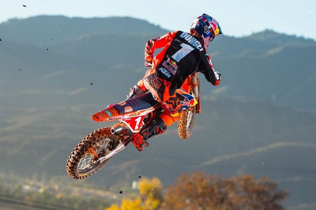 132412_Ryan_Dungey_KTM_450_SX-F_2015.jpg