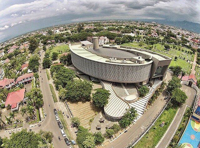 museum-tsunami-aceh-6-Tempat-Wisata-Yang-Mempesona-Di-Banda-Aceh-1.jpg