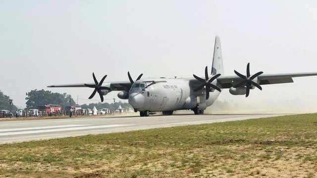 iaf-drill-on-the-lucknow-agra-expressway_81747546-b898-11e7-970b-e502f534a12e.jpg