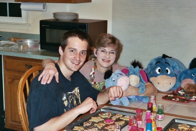 mom___jerry_with_cookies_2004_best.jpg
