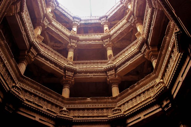 adalaj-step-well-in-ahmmedabad-768x512.jpg