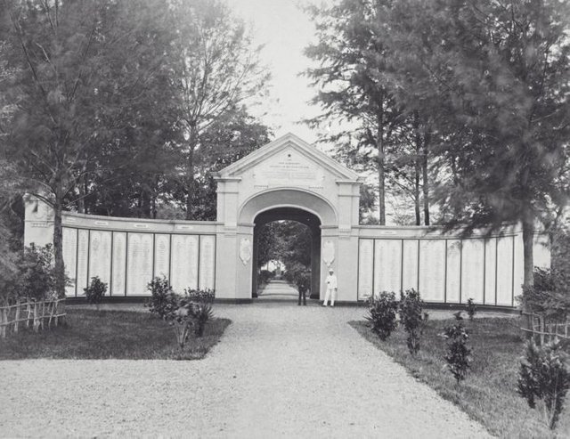 COLLECTIE_TROPENMUSEUM_Poort_op_het_kerkhof_Petjoet_in_Koetaradja_met_de_namen_van_gesneuvelde_militairen_TMnr_60039179.jpg