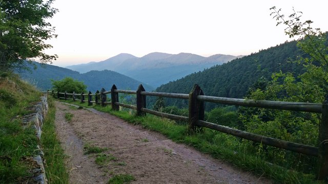 barriere montagne coucher du soleil.jpg