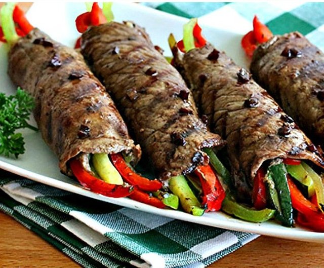 rollos de bisteck rellenos de vegetales.jpg