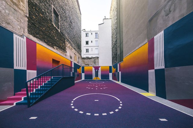 neon-color-basketball-court-pigalle-ill-studio-paris-2-59539e45ed000__880.jpg