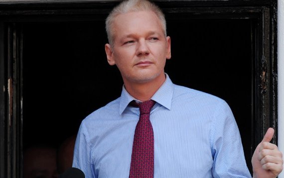 Julian_Assange-Thumbs_Up.jpg