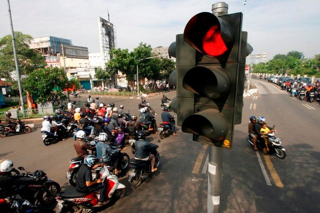 1. Menerobos Lampu Merah.jpg