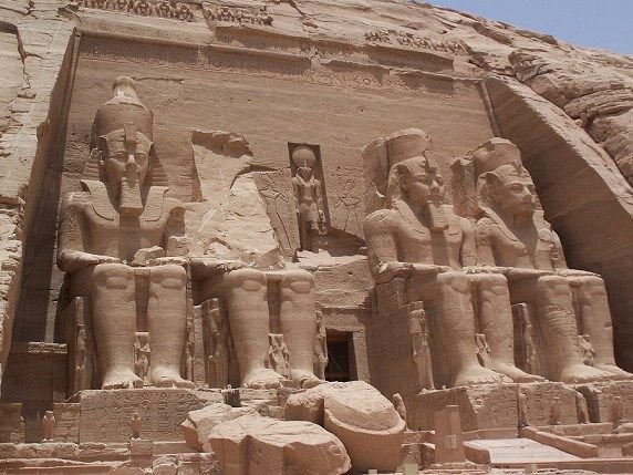 el-exterior-del-templo-de-abu-simbel-uno-de-los-templos-mc3a1s-visitados-de-egipto.jpg