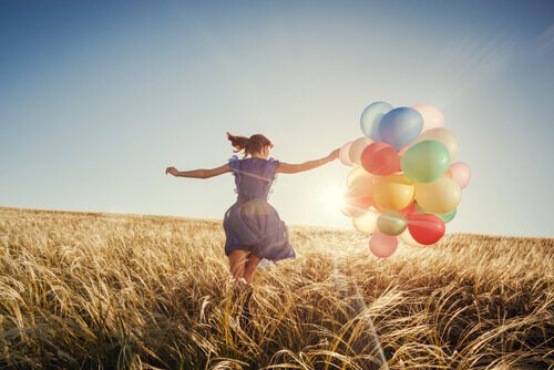 mujer-con-globos-de-colores.jpg