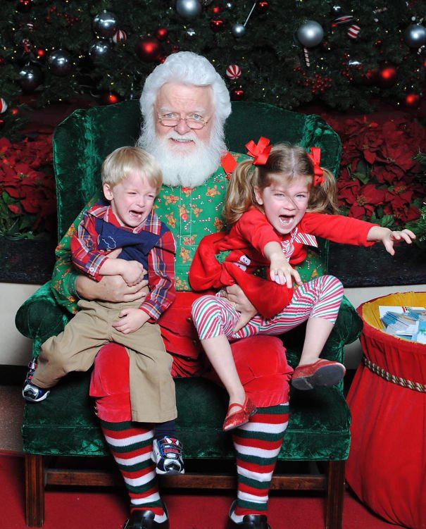 10-Creepiest-Santas-and-the-Kids-they-Terrorize-58500b5588a3e__605.jpg