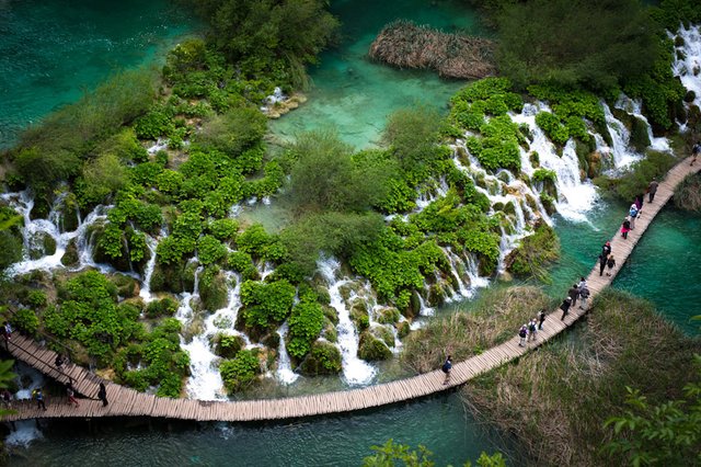 Plitvice-Lakes-National-Park-Croatia.jpg