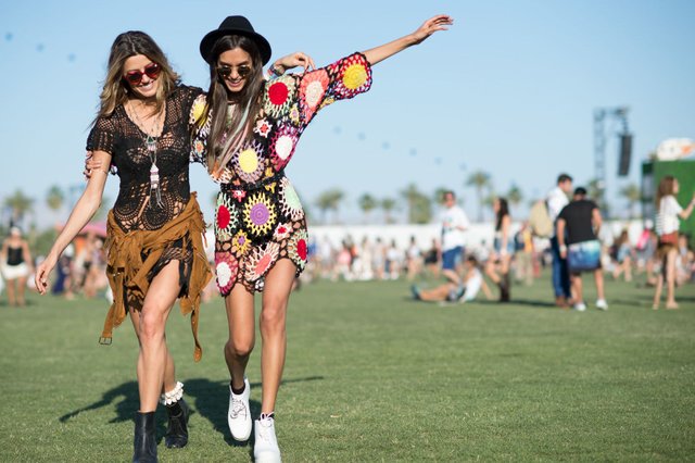 gallery-1460484627-coachella-2015-street-style-144.jpg