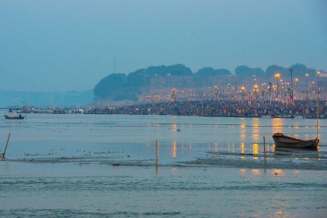 Kumbh_Mela_2013_Sangam,_Allahabd.jpg