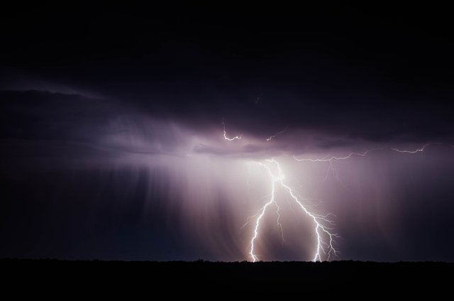 lightning-bolt-768801.jpg