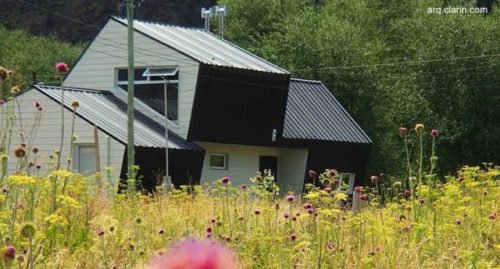 Casa de madera y metal en la Patagonia argentina.jpg