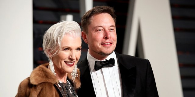 elon-musk-wont-give-family-members-early-access-or-discounts-for-a-tesla--including-his-own-mother.jpg