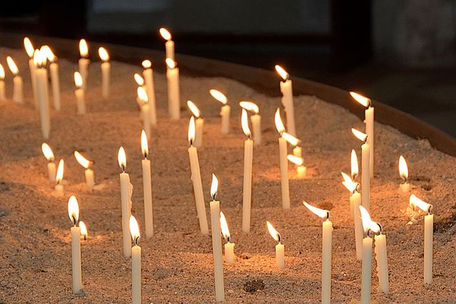 memorial-candles-2686150__480.jpg