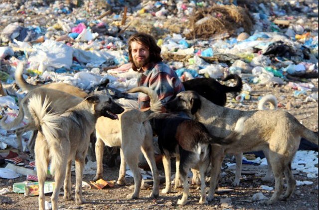 1487392737_584_Renunció-a-ser-modelo-y-se-fue-a-vivir-con-500-animales-abandonados.jpg