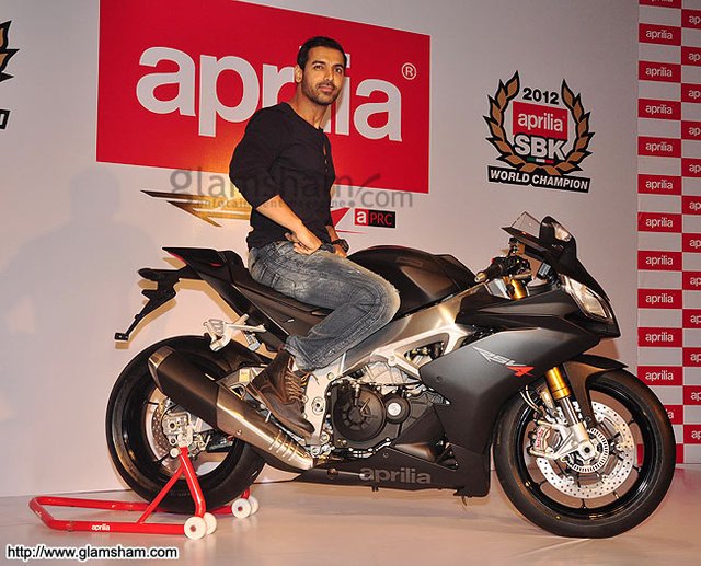 06-john-abraham-owns-aprilia-rsv4-bike.jpg