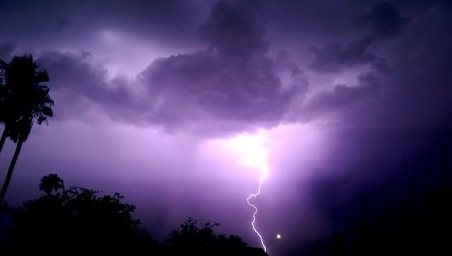 lightening520160480.jpg